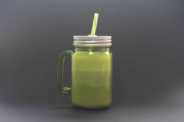 Siyah arkaplanlı çilekli smoothie. Çilekli smoothie çok sağlıklı bir içecektir..