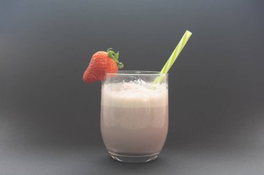 Cam bardakta çilekli meyve püresi. Sağlığımız için son derece tavsiye edilen bir içki. Çok sağlıklı bir bağlılık..