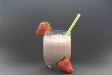 Cam bardakta çilekli meyve püresi. Sağlığımız için son derece tavsiye edilen bir içki. Çok sağlıklı bir bağlılık..