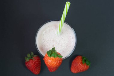 Cam bardakta çilekli meyve püresi. Sağlığımız için son derece tavsiye edilen bir içki. Çok sağlıklı bir bağlılık..