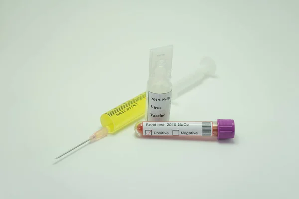 Vaccinul Coronavirus Lângă Tub Sânge Care Indică Pozitiv Pentru Această — Fotografie, imagine de stoc