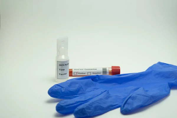 Szczepionka Przeciw Koronawirusowi Otoczona Rękawiczką Badaniem Krwi Rurka Krwi Jest — Zdjęcie stockowe