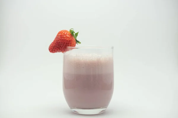 玻璃杯里的草莓软糖 高度推荐的饮料对我们的健康有益 这是一种非常健康的饮料 — 图库照片