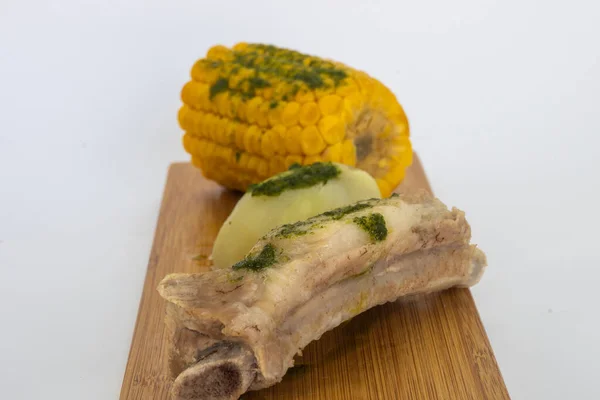 Patates, mısır ve kaburga, Tenerife adasından tipik bir yemek. Patatesler, mısır ve pirzolalara yeşil bir büyü eşlik ediyor. Yeşil büyü kişniş. Tipik kanarya adaları..