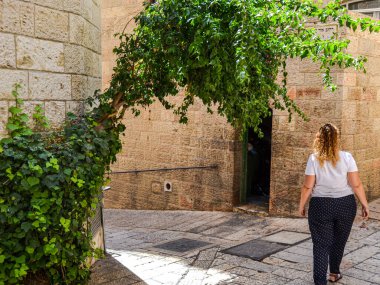 Turist kız eski Kudüs şehrinin sokaklarında yürüyor. Seyahat için çok güvenli bir yer..