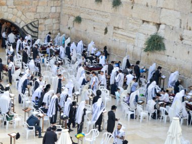 Batı Duvarı 'nda namaz kılan Yahudiler.