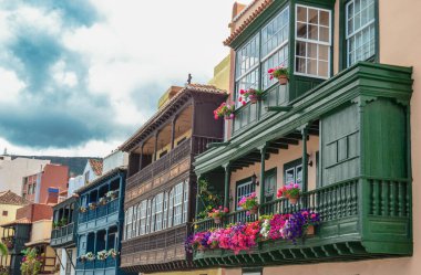 Santa Cruz de La Palma 'nın tipik balkonları. La Palma adasında zorunlu ziyaret yeri.