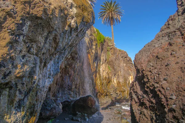 Tenerife Bir Sahilde Tatlı Şelalesi Büyük Bir Kayanın Üzerine Düşer — Stok fotoğraf