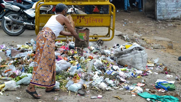 Hindu adam sokağa çöp atıyor. Hindistan çevre kirliliğini hesaba katmayan bir ülkedir..