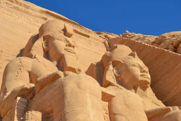 Mısır 'daki Ebu Symbel tapınağı. Mısır 'ın güneyindeki Nubia' da bir tapınak. Firavun 2. Ramses ve eşi Nefertari 'ye ithaf edilmiştir..