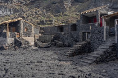 Las Calcosas Kuyusu 'ndaki evler. El Hierro adasında mutlaka ziyaret edilmeli. Onlar kayalardan yapılmış evler..