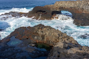 Volkanik kaya kemeri. Bu kemer, El Hierro, Kanarya Adaları 'ndaki Charco Manso adasında görülebilir..