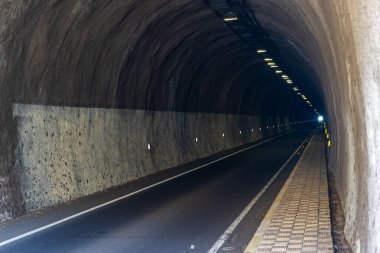 Araç tüneli. Bu tünel El Hierro, Kanarya Adaları 'nda yer almaktadır. Fotoğraf tünelin başından çekiliyor ve sonunda ışığı görebiliyorsunuz.
