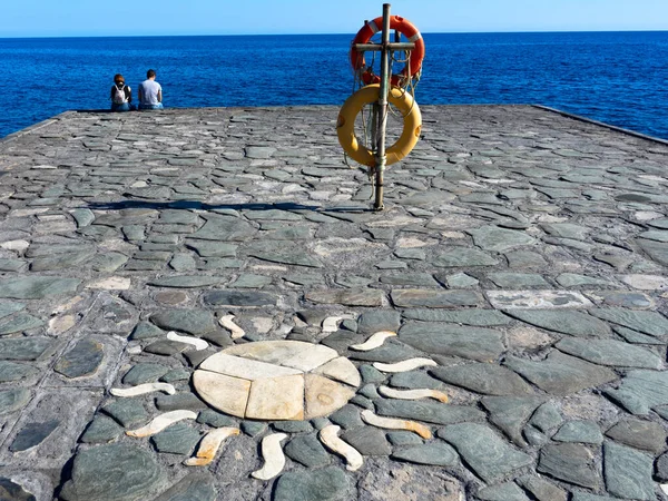 El Hierro 'da küçük bir liman. Bir cankurtaran görüyoruz, arka planda da da bir çift..