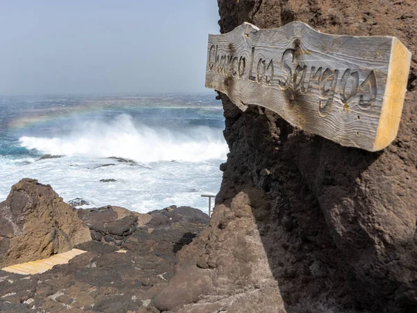 Charco de Los Sargos 'ta güzel, El Hierro. Dalgalar gökkuşağı üretir.