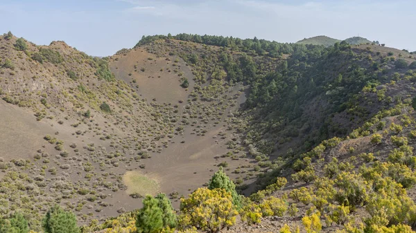 El Hierro 'daki La Hoya de Fireba volkanı. El Hierro 'da yürüyüş yaparken bu manzarayı görebilirsiniz..