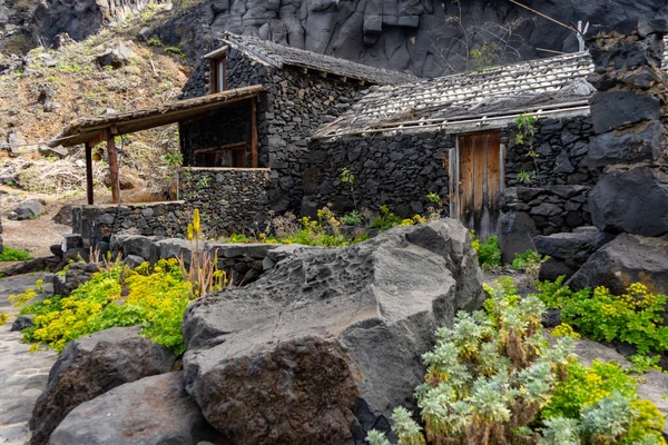 Las Calcosas Kuyusu 'ndaki evler. El Hierro adasında mutlaka ziyaret edilmeli. Onlar kayalardan yapılmış evler..