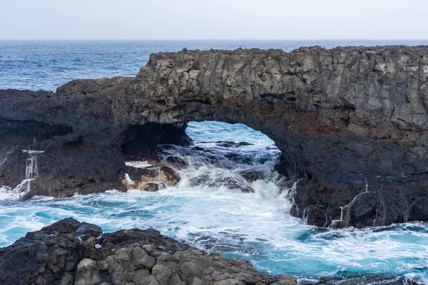 Volkanik kaya kemeri. Bu kemer, El Hierro, Kanarya Adaları 'ndaki Charco Manso adasında görülebilir..
