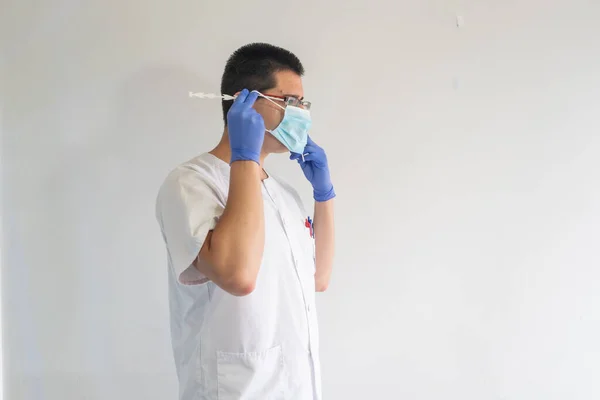 Médico Enfermera Poniéndose Una Máscara Para Protegerse Contra Coronavirus Lleva — Foto de Stock