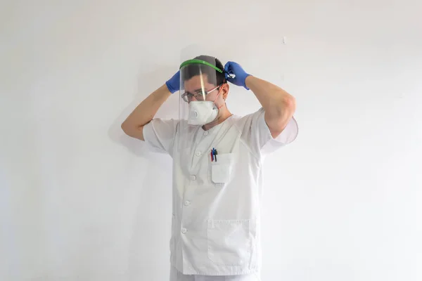 Médico Enfermera Poniéndose Protector Facial Para Protegerse Contra Coronavirus Hombre — Foto de Stock