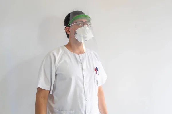 Médico Enfermeira Com Escudo Facial Para Protegerem Coronavírus Ele Jovem — Fotografia de Stock