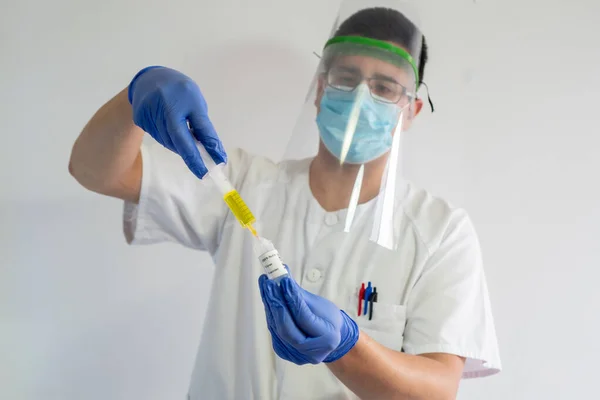 Médico Con Escudo Facial Muestra Una Vacuna Mano Tiene Vacuna — Foto de Stock