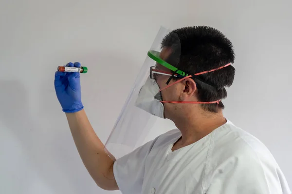 Doctor Con Escudo Facial Muestra Tubo Sangre Tubo Ensayo Indica — Foto de Stock
