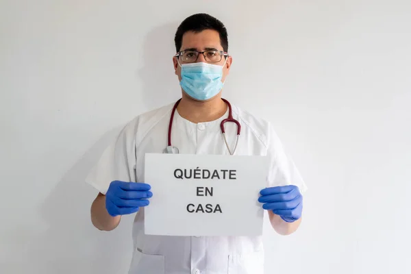 Enfermera Con Máscara Guantes Estetoscopio Tiene Cartel Que Dice Quédate — Foto de Stock
