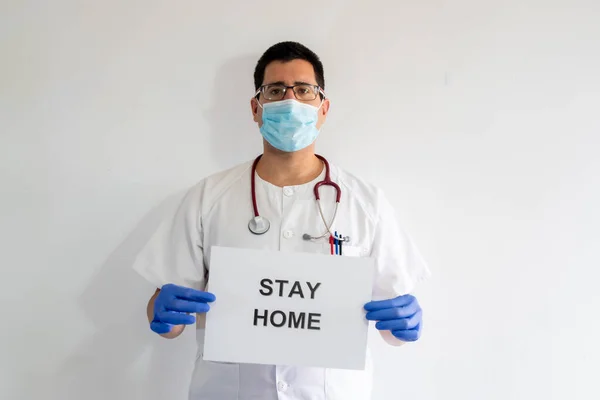 Enfermera Con Máscara Guantes Estetoscopio Tiene Cartel Que Dice Quédate — Foto de Stock