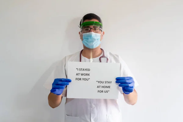 Enfermera Con Protector Facial Máscara Guantes Estetoscopio Tiene Cartel Que — Foto de Stock
