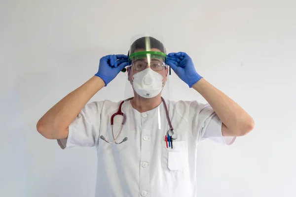 Enfermera Que Pone Protector Facial Hombre Joven Lleva Guantes Máscaras Imagen De Stock