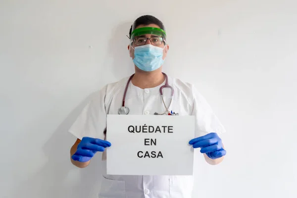 Enfermera Con Protector Facial Máscara Guantes Estetoscopio Tiene Cartel Que Imagen De Stock