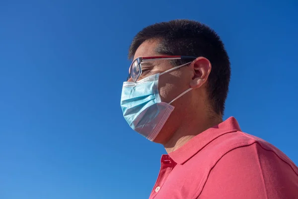 Joven Con Una Máscara Azul Está Mirando Cielo Lleva Una — Foto de Stock