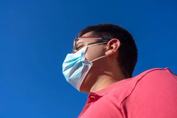 Joven Con Una Máscara Azul Está Mirando Cielo Lleva Una — Foto de Stock