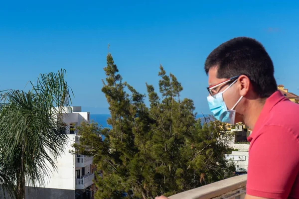 Hombre Con Una Máscara Apoyada Balcón Casa Lleva Una Camisa — Foto de Stock