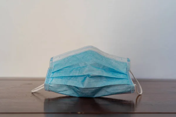 Máscara Quirúrgica Azul Sobre Fondo Blanco — Foto de Stock