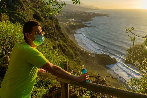 Runner Descansa Mirador Con Vistas Playa Hombre Está Bosque Apoya — Foto de Stock