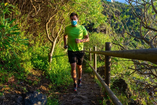Los Corredores Practican Sendero Corriendo Bosque Tiene Una Máscara Frasco Fotos De Stock Sin Royalties Gratis