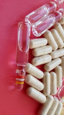 Makro kırmızı arka planda uyuşturucu ve hapları birleştiriyor.