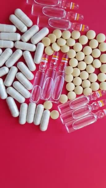 Macro Ampola Drogas Pílulas Fundo Vermelho — Vídeo de Stock