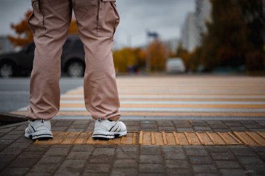 Yolun kenarında bir adam duruyor.