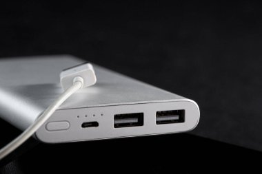 Siyah arka planda USB ile Güç Bankası
