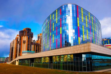 Baharda parlak renkli ofis evi