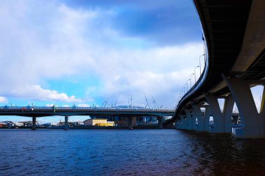 Stadyum ve su üzerindeki modern köprü