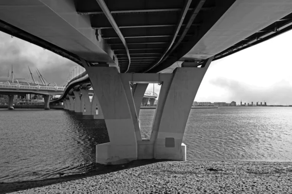Su üzerindeki bir köprünün beton sütunları