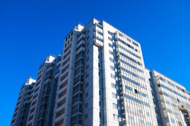 Parlak panel çok katlı konut binası