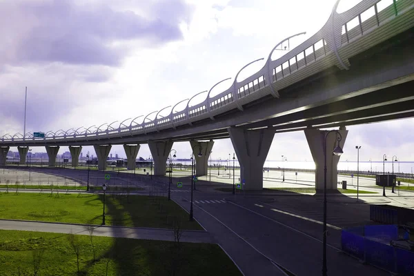 Parkın üzerinde insanlar ve arabalar olmadan beton köprü