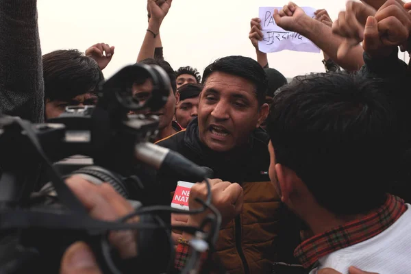 Pakistan ordusuna ve terörist saldırılarına karşı Delhi 'nin merkezinde protesto yürüyüşü
