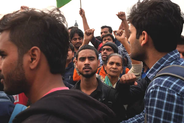 Pakistan ordusuna ve terörist saldırılarına karşı Delhi 'nin merkezinde protesto yürüyüşü
