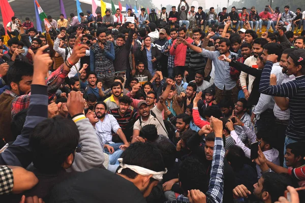 Pakistan ordusuna ve terörist saldırılarına karşı Delhi 'nin merkezinde protesto yürüyüşü